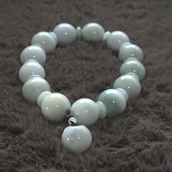 Elegant Jade Beaded Bracelet - Picture 2 of 5